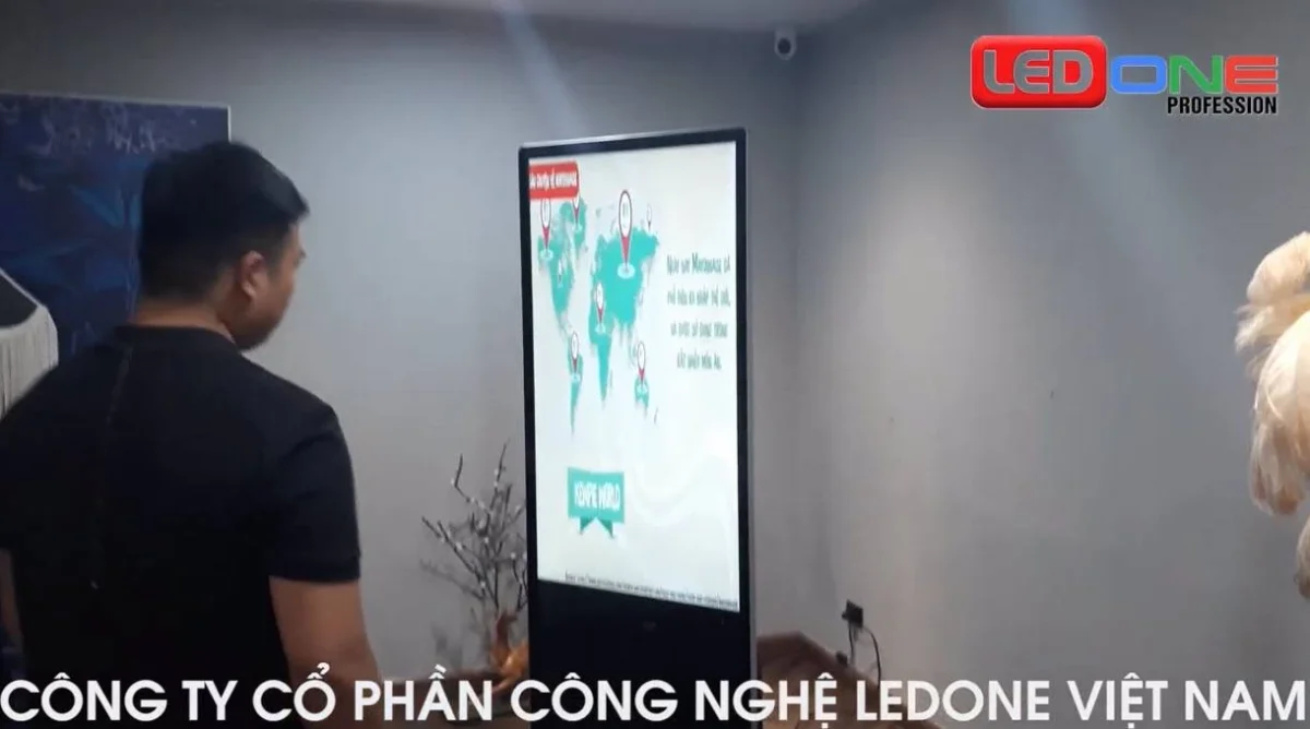 Công trình lắp đặt màn hình quảng cáo LCD 55 inch chân đứng chợ Hàng Da - Hà Nội