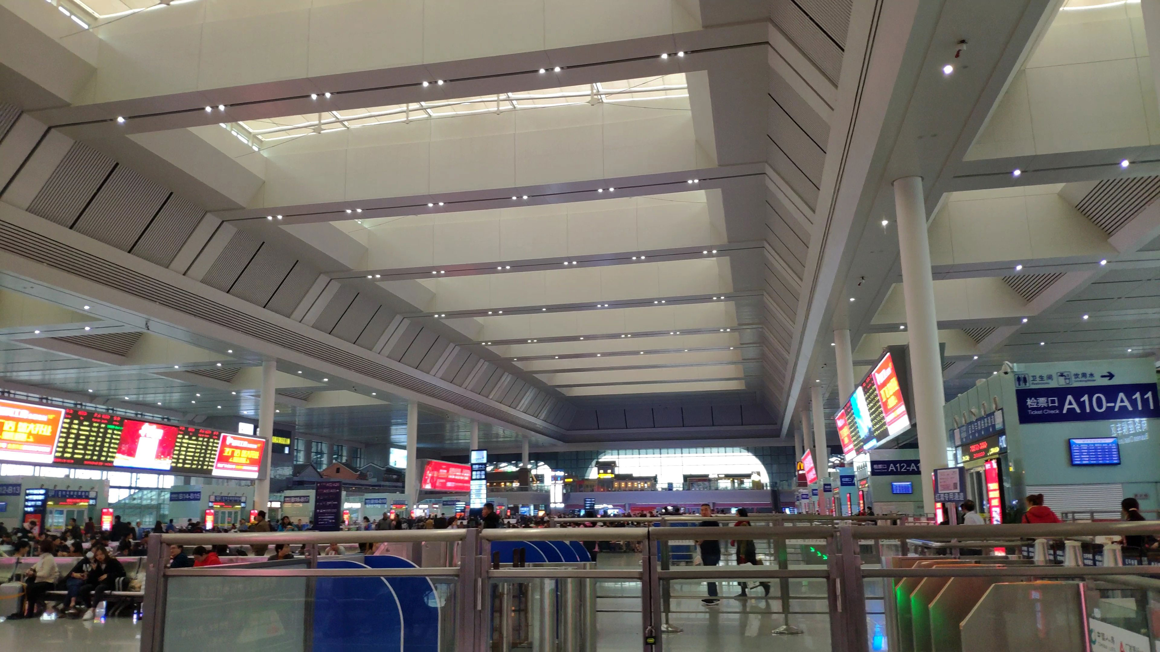 Màn hình led lắp đặt tại sân bay, nhà ga