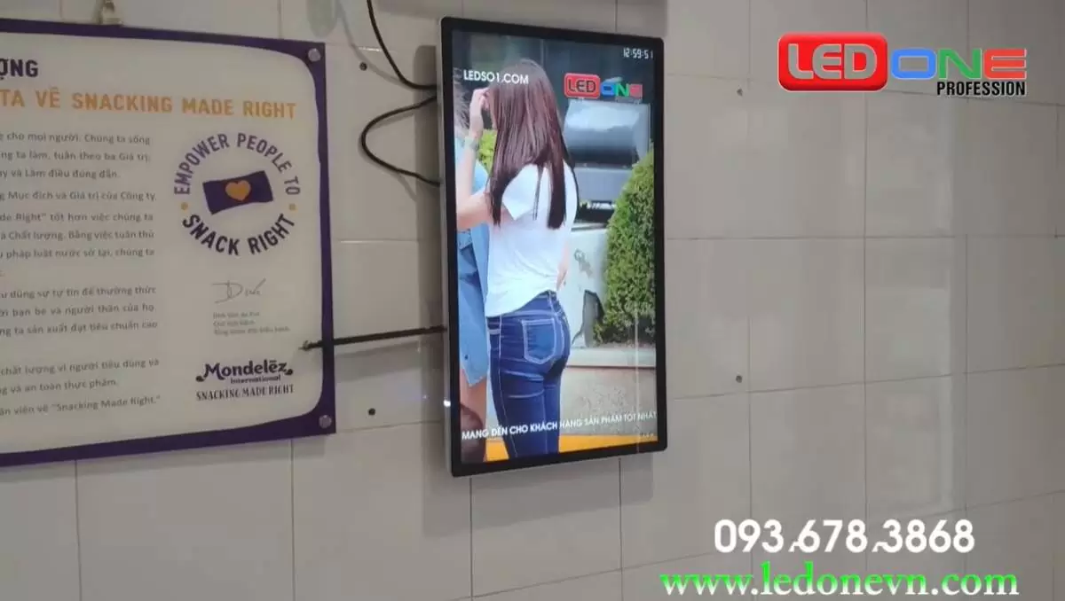 Lắp đặt màn hình LCD 32 inch quảng cáo treo tại xưởng Kinh Đô một Thành Viên