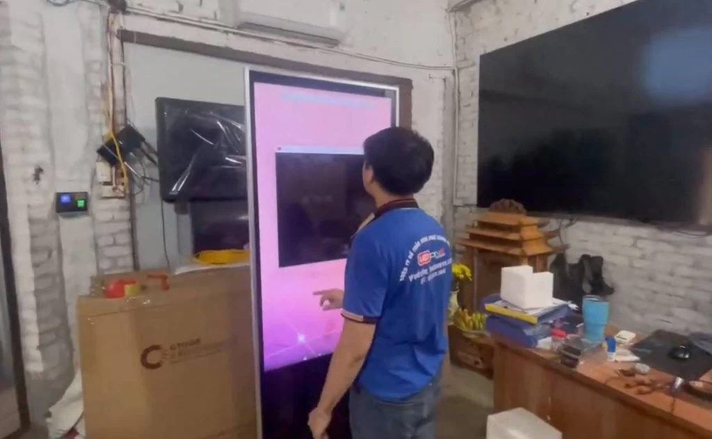 Lắp đặt màn hình quảng cáo cảm ứng 55 inch chân đứng tại Yên Xá