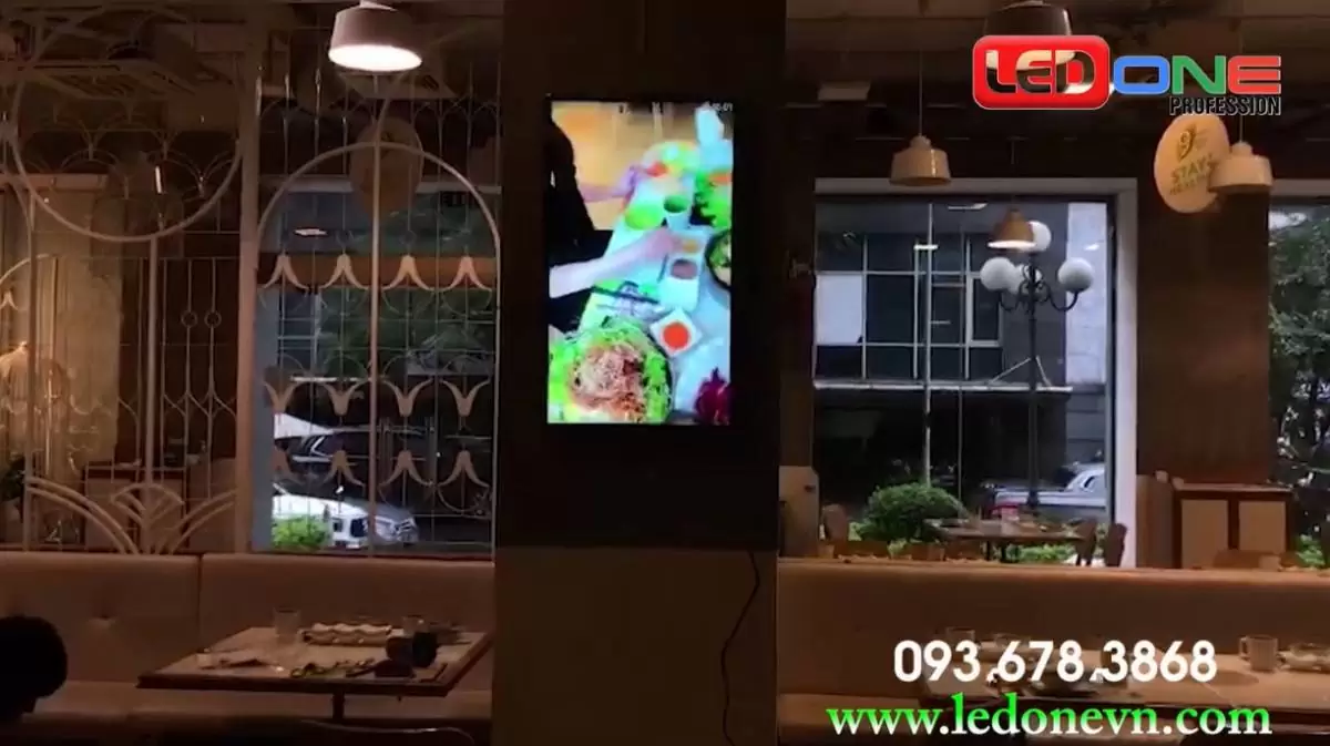 Lắp đặt màn hình Quảng Cáo treo tường 43 inch nhà hàng ẩm thực
