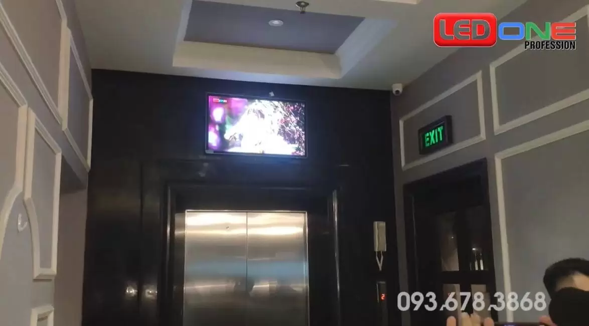 Lắp đặt màn hình Quảng Cáo 32 inch treo tường tại sảnh thang máy Đại Sứ Quán Indonesia