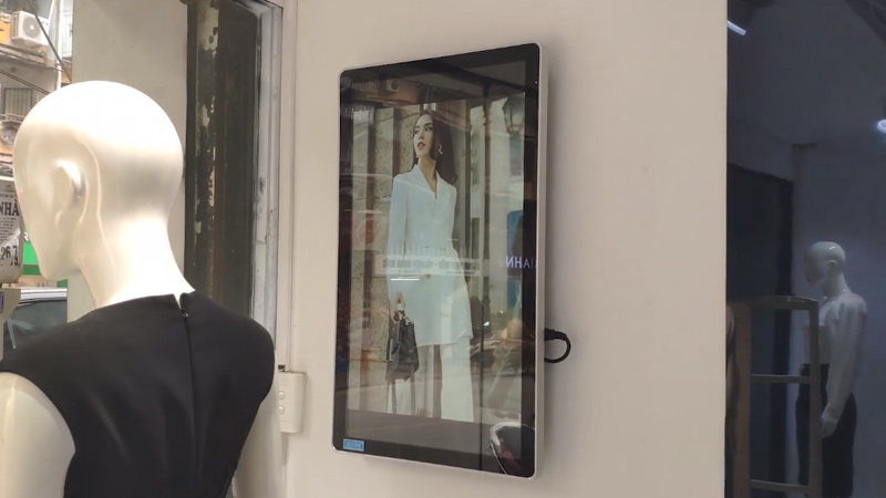 Lắp đặt màn hình quảng cáo treo tường LCD 22 inch tại shop thời trang Hebe