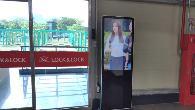 Thi công màn hình quảng cáo chân đứng 43 inch tại Lock & Lock chi nhánh Bắc Ninh