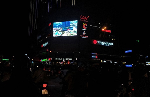 Màn hình LED quảng cáo ngoài trời tại tòa nhà Center point - Lê Văn Lương