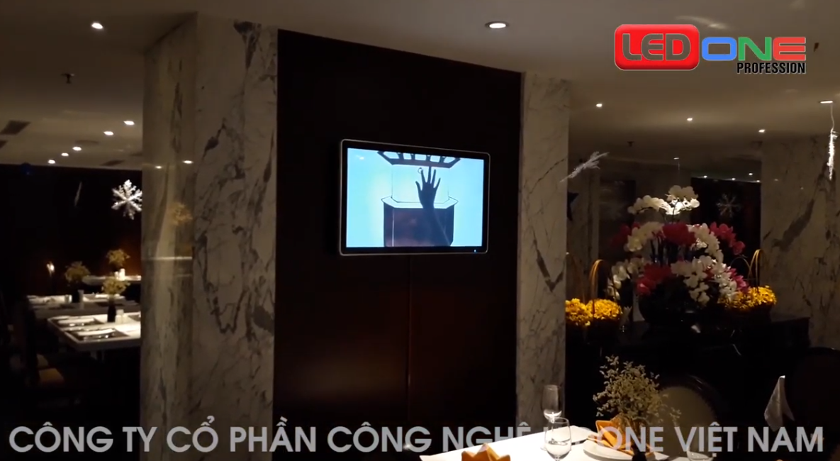 Ledone thi công lắp đặt màn hình Wifi treo tường quảng cáo tại nhà ăn khách sạn 5 sao tại HN