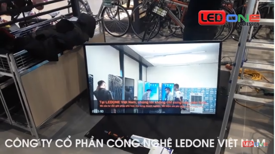 Thi công 5 màn hình quảng cáo treo tường 49″ Wifi cho gian hàng Big Bicycle.