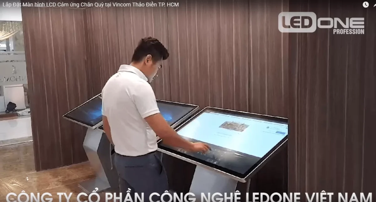 Thi công màn hình LCD cảm ứng chân quỳ tại Vincom Thảo Điền