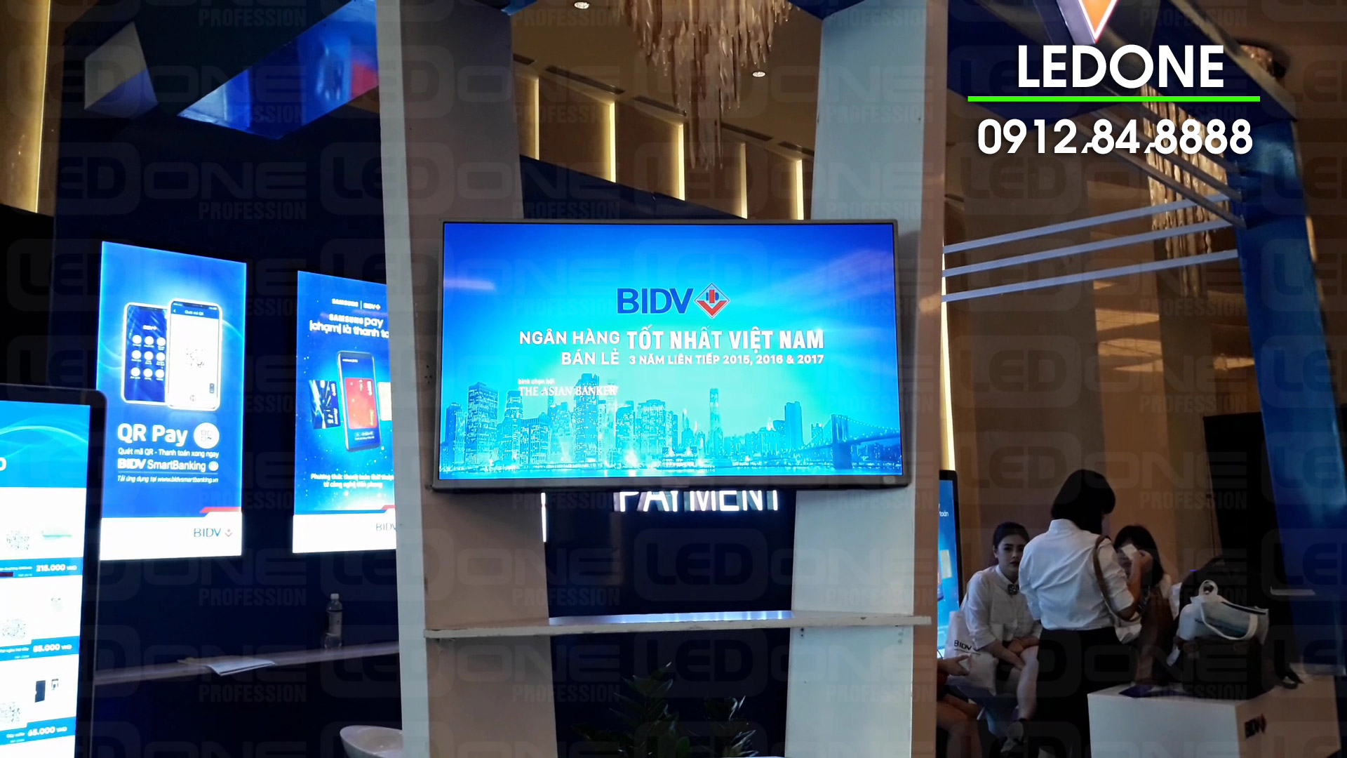 Tivi chạy quảng cáo thi công tại ngân hàng BIDV